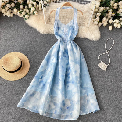 Lillemotiivide ja ümara kaelusega pikk kleit