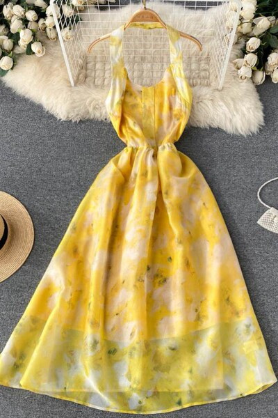 Lillemotiivide ja ümara kaelusega pikk kleit