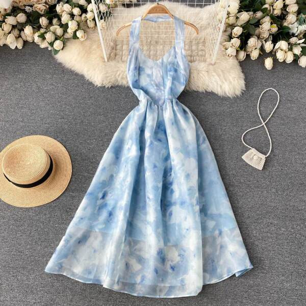 Lillemotiivide ja ümara kaelusega pikk kleit