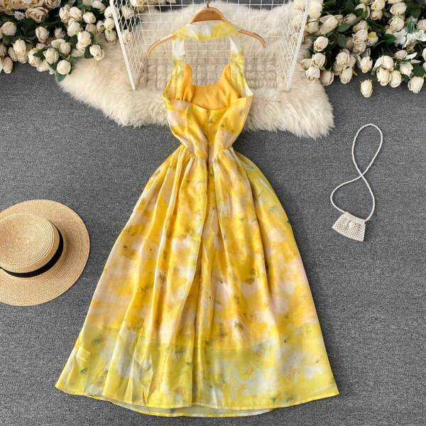 Lillemotiivide ja ümara kaelusega pikk kleit