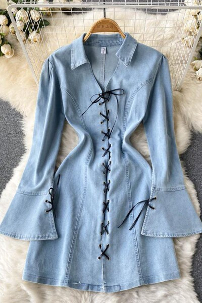 Naiste lipsude ja spitsikaelusega teksakleit