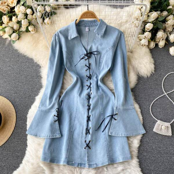 Naiste lipsude ja spitsikaelusega teksakleit