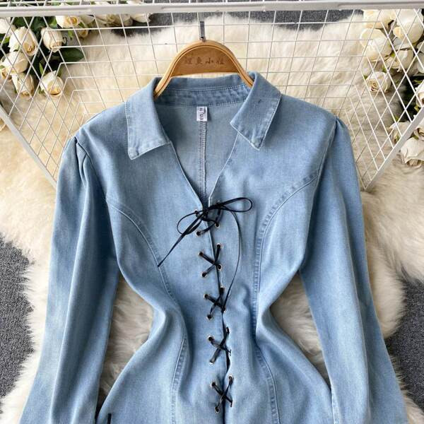 Naiste lipsude ja spitsikaelusega teksakleit