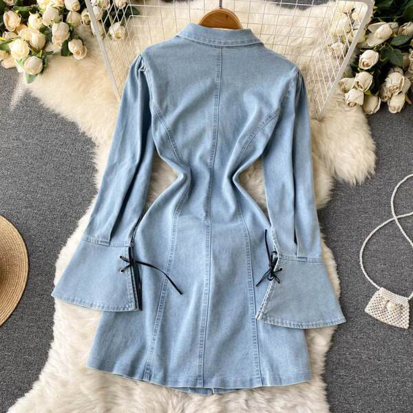 Naiste lipsude ja spitsikaelusega teksakleit