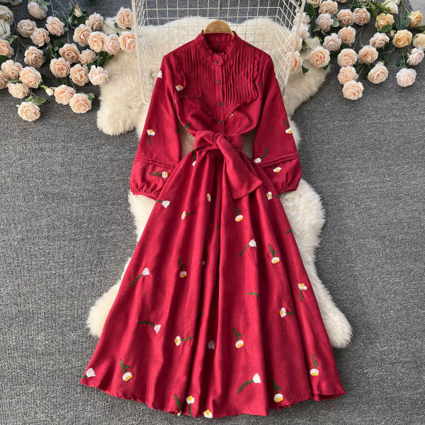 Naiste pikk kleit punase paelaga