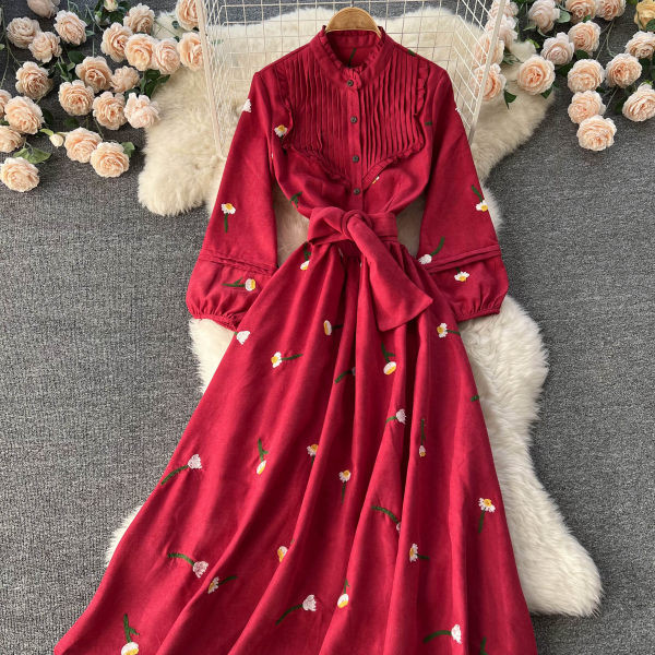 Naiste pikk kleit punase paelaga