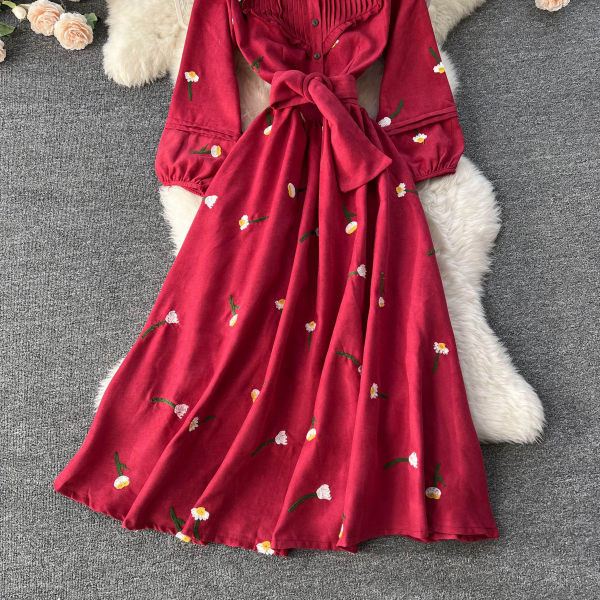 Naiste pikk kleit punase paelaga