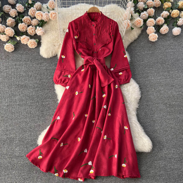 Naiste pikk kleit punase paelaga