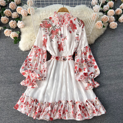 Rochie alba cu model floral si maneci din tul