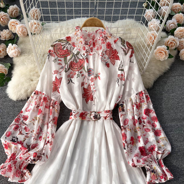 Valge lillelise mustriga ja tülli varrukatega kleit