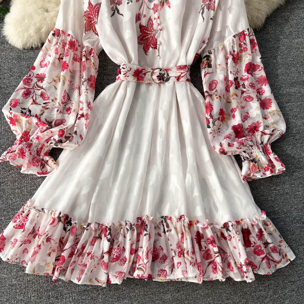 Valge lillelise mustriga ja tülli varrukatega kleit