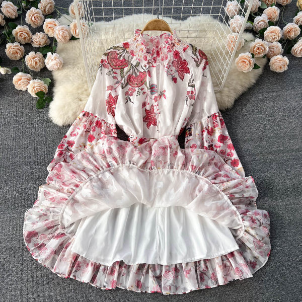 Valge lillelise mustriga ja tülli varrukatega kleit