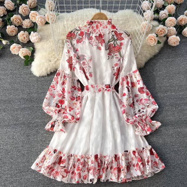 Valge lillelise mustriga ja tülli varrukatega kleit