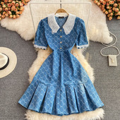 Moodne naiste kleit lühikeste varrukate ja pitskraega