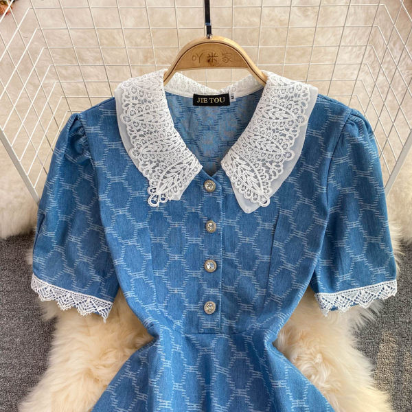 Moodne naiste kleit lühikeste varrukate ja pitskraega