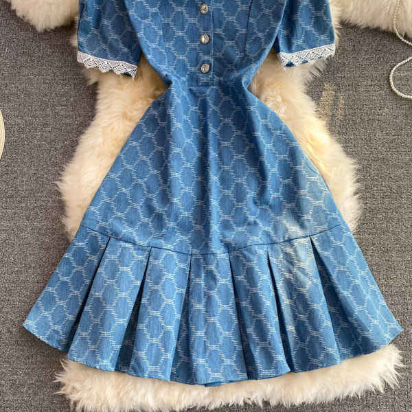 Moodne naiste kleit lühikeste varrukate ja pitskraega