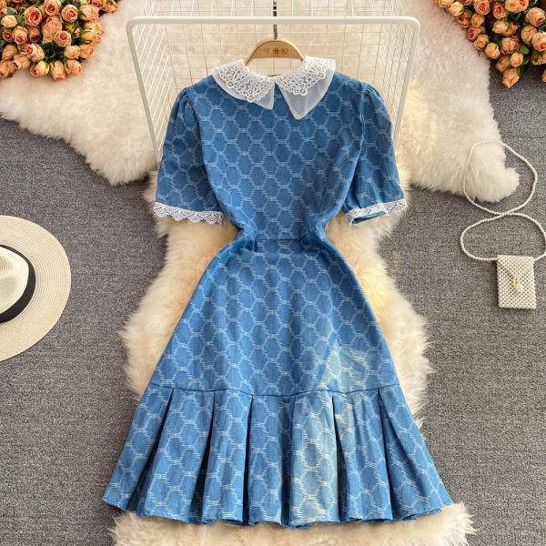 Moodne naiste kleit lühikeste varrukate ja pitskraega