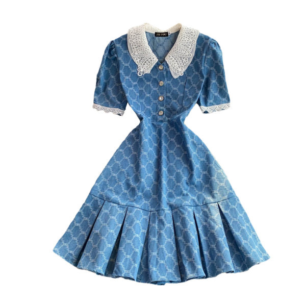 Moodne naiste kleit lühikeste varrukate ja pitskraega