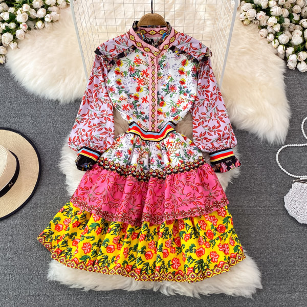 Naiste kaasaegne lühike pikkade varrukatega kleit