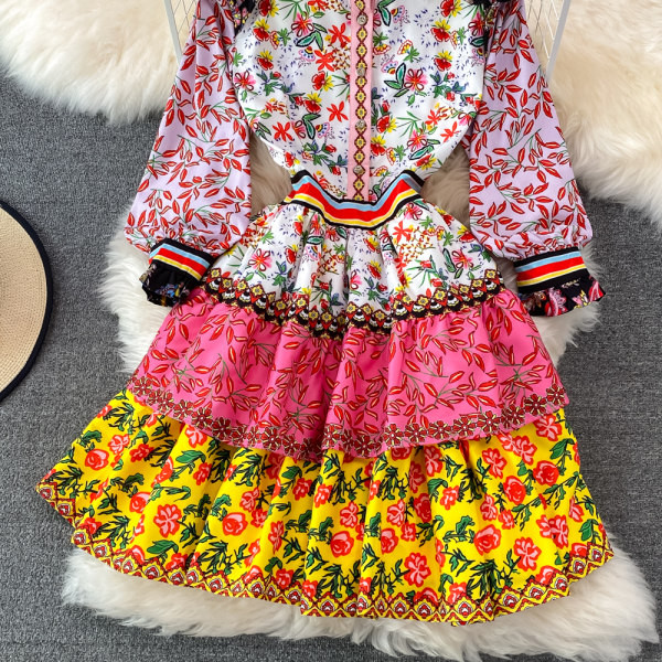 Naiste kaasaegne lühike pikkade varrukatega kleit