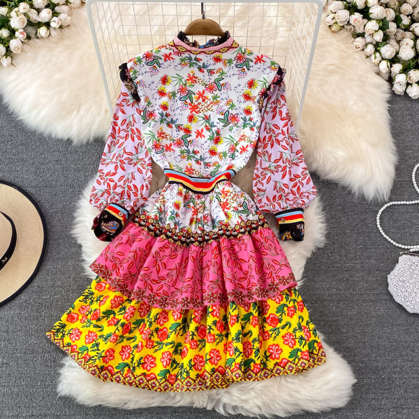 Naiste kaasaegne lühike pikkade varrukatega kleit