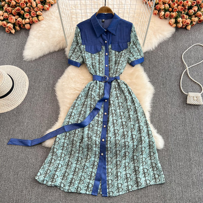 Mustrilise mustri ja teksatükkidega vabaaja kleit