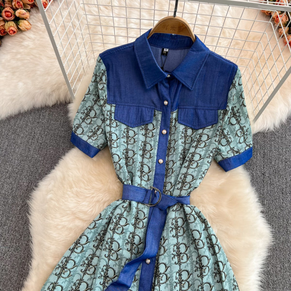 Mustrilise mustri ja teksatükkidega vabaaja kleit