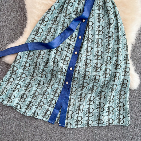 Mustrilise mustri ja teksatükkidega vabaaja kleit