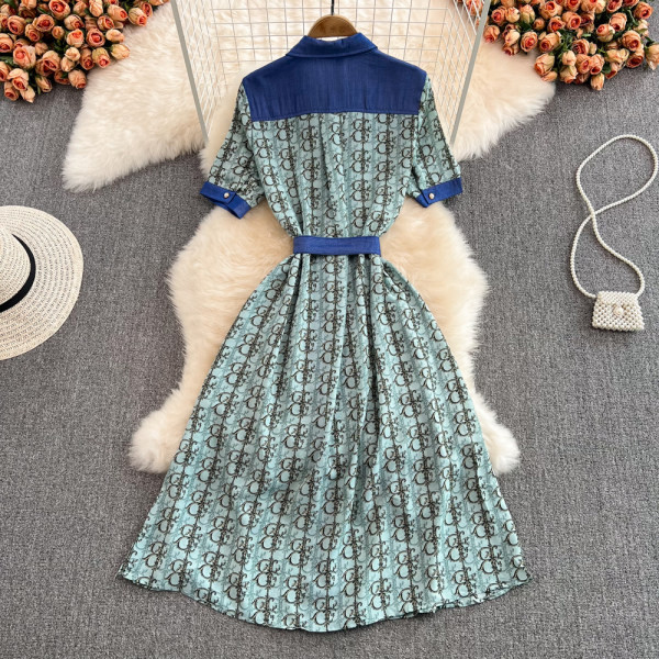 Mustrilise mustri ja teksatükkidega vabaaja kleit