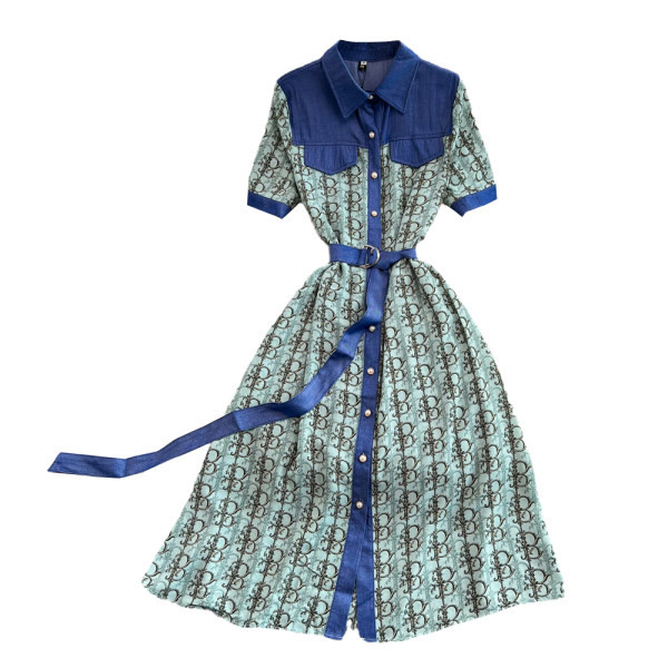 Mustrilise mustri ja teksatükkidega vabaaja kleit