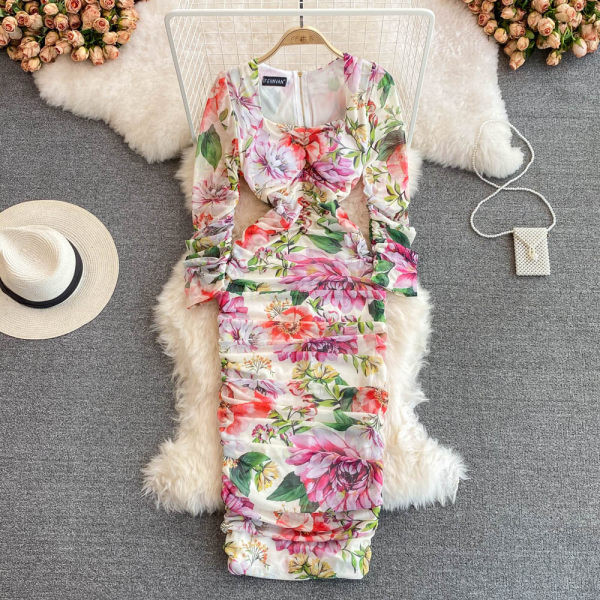 Kogutud värviline ümara kaelusega naiste kleit