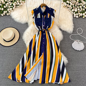 Klassikalise kraega vabaaja naiste triibuline kleit