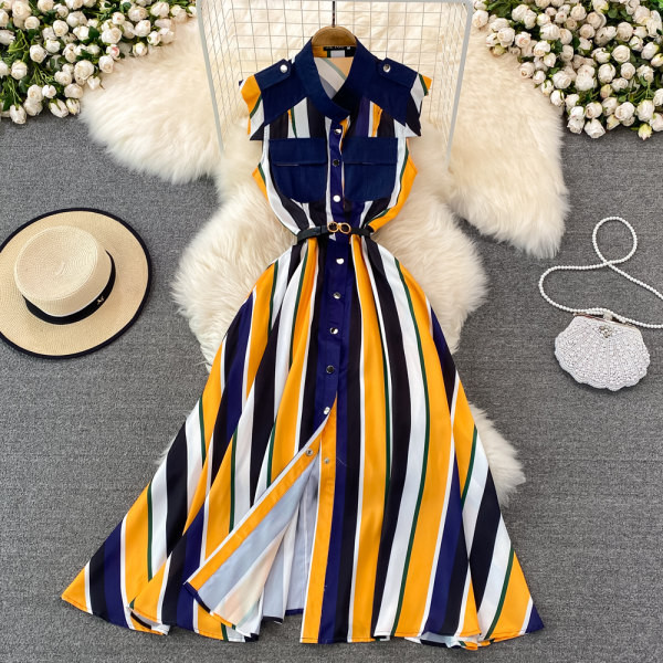 Klassikalise kraega vabaaja naiste triibuline kleit