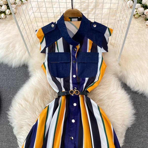 Klassikalise kraega vabaaja naiste triibuline kleit