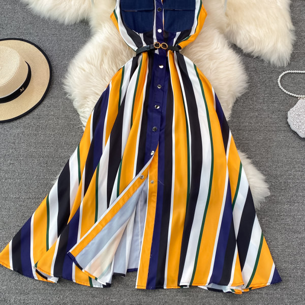 Klassikalise kraega vabaaja naiste triibuline kleit