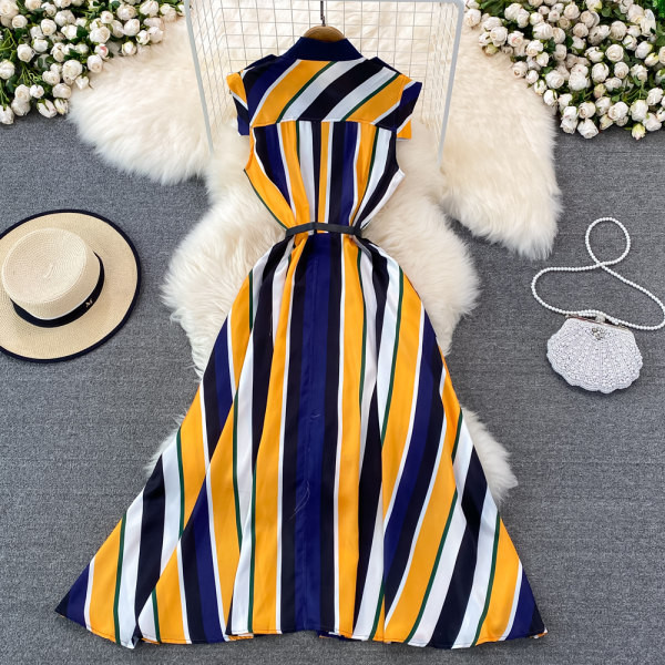 Klassikalise kraega vabaaja naiste triibuline kleit