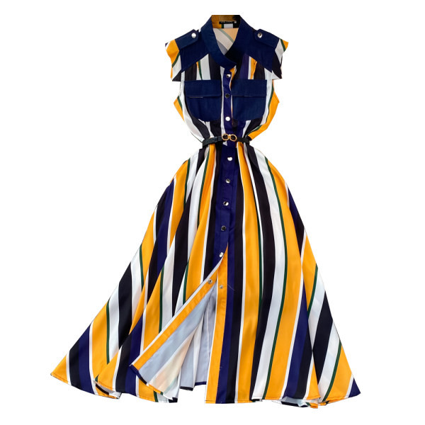 Klassikalise kraega vabaaja naiste triibuline kleit