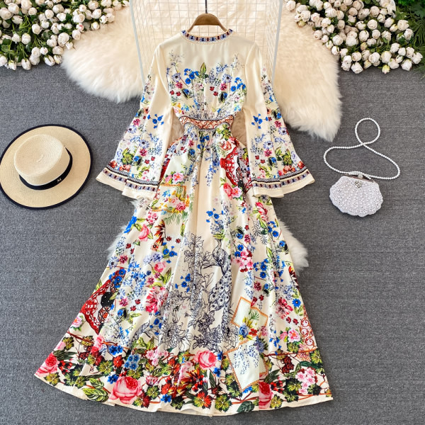 Rochie de vară decupată cu model floral și decolteu adânc