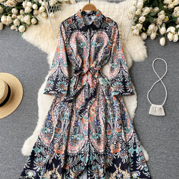 Uue mudeli pikk kleit aplikatsiooniga ning kinnitus nööpide ja vööga