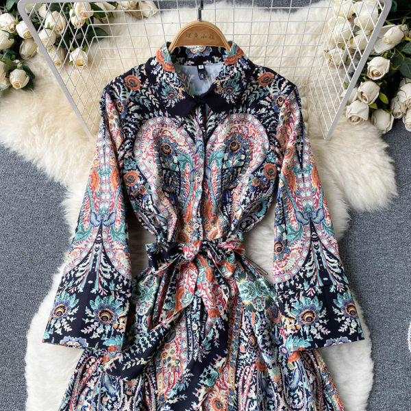 Uue mudeli pikk kleit aplikatsiooniga ning kinnitus nööpide ja vööga