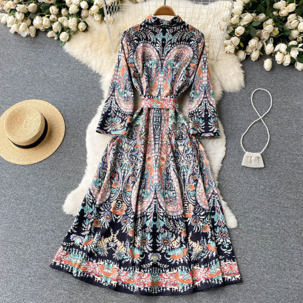 Uue mudeli pikk kleit aplikatsiooniga ning kinnitus nööpide ja vööga