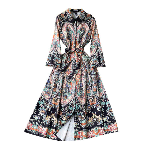 Uue mudeli pikk kleit aplikatsiooniga ning kinnitus nööpide ja vööga