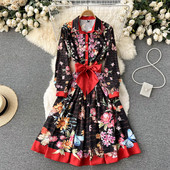 Naiste kaasaegne kleit paela ja nööpidega