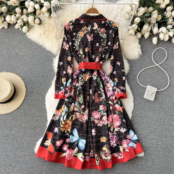 Naiste kaasaegne kleit paela ja nööpidega