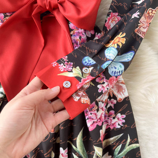 Naiste kaasaegne kleit paela ja nööpidega