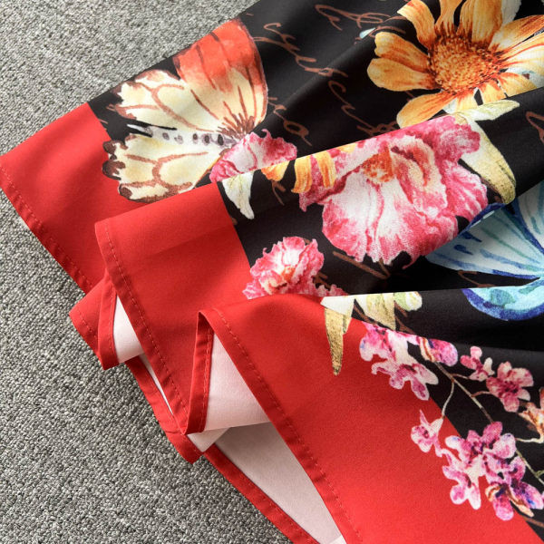 Naiste kaasaegne kleit paela ja nööpidega