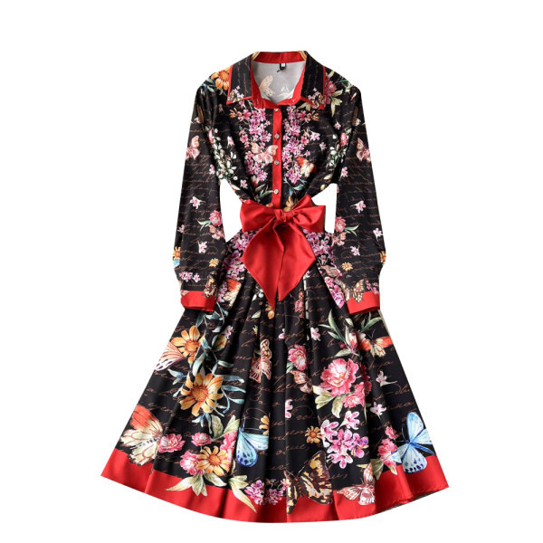 Naiste kaasaegne kleit paela ja nööpidega