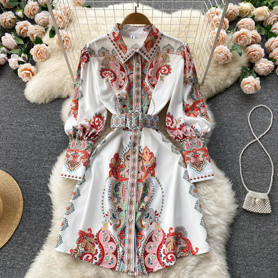 Värviline naiste kleit klassikalise krae ja vööga