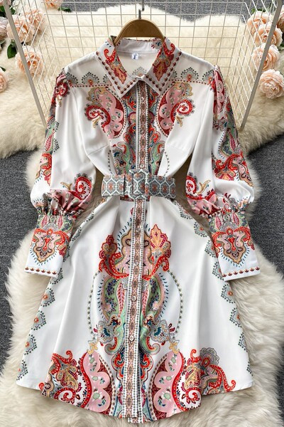 Värviline naiste kleit klassikalise krae ja vööga