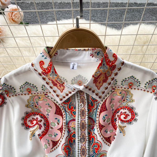 Värviline naiste kleit klassikalise krae ja vööga